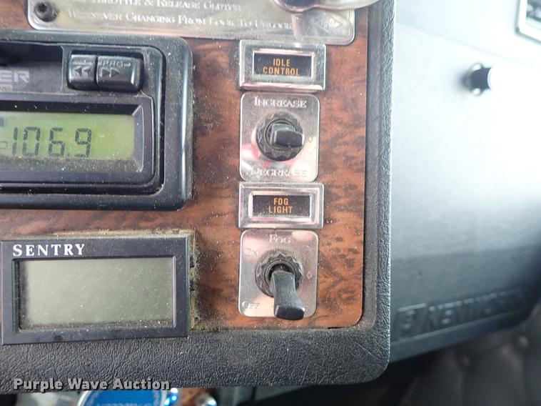 image for item DF1110 2001 Kenworth T600 semi truck