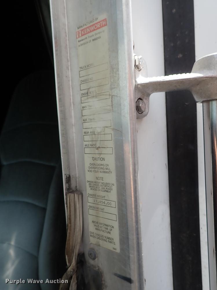 image for item DF1110 2001 Kenworth T600 semi truck