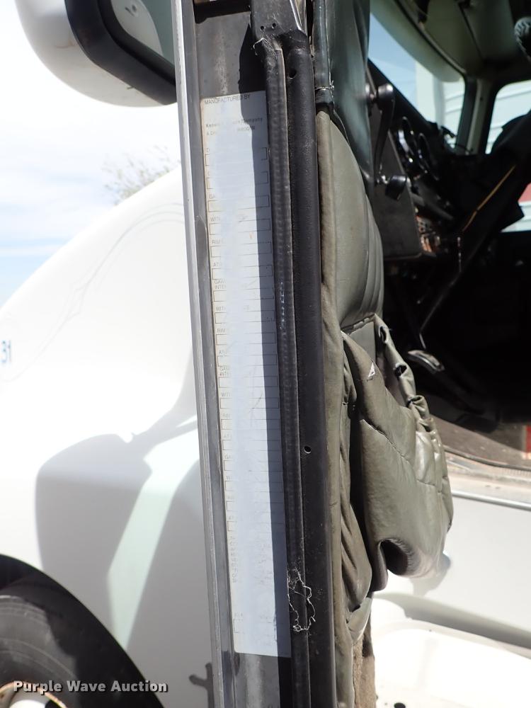 image for item DF1110 2001 Kenworth T600 semi truck