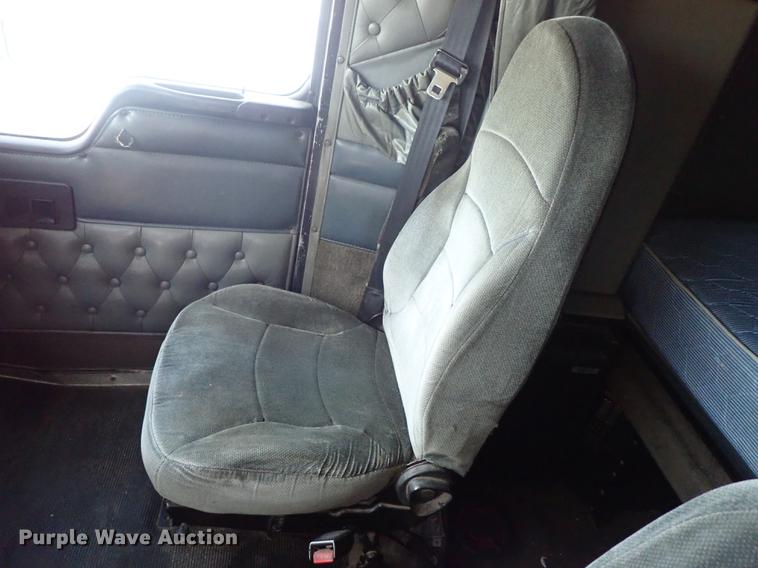 image for item DF1110 2001 Kenworth T600 semi truck