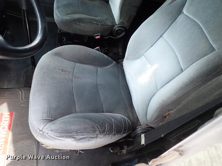 image for item DF1110 2001 Kenworth T600 semi truck