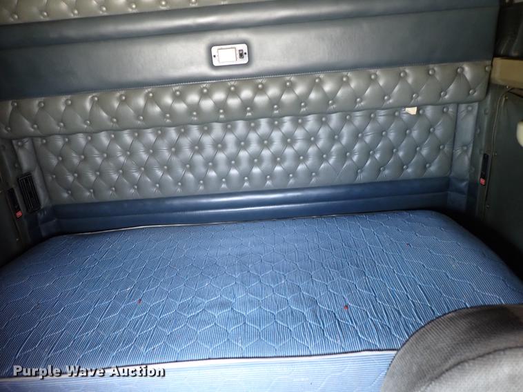 image for item DF1110 2001 Kenworth T600 semi truck