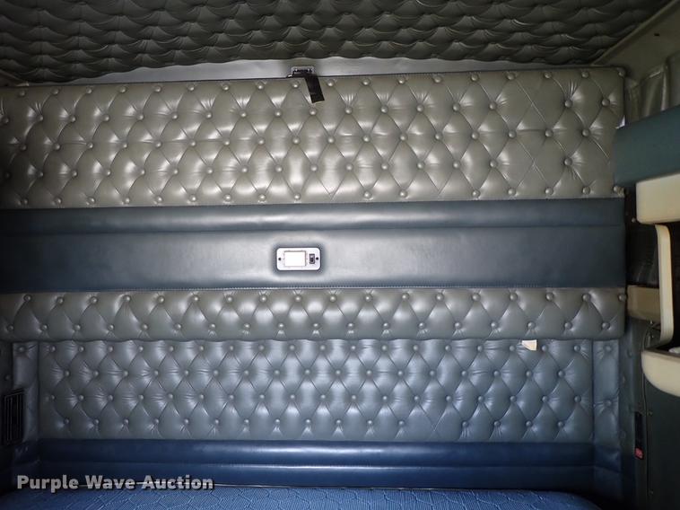 image for item DF1110 2001 Kenworth T600 semi truck