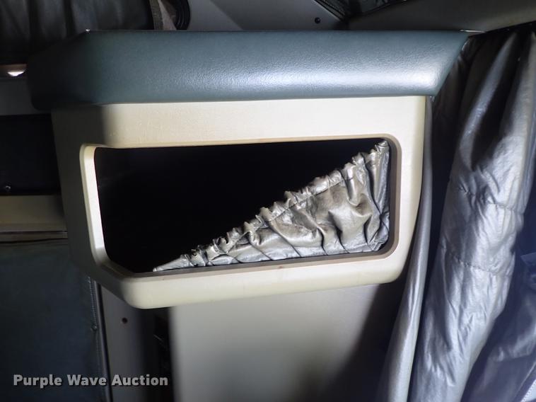 image for item DF1110 2001 Kenworth T600 semi truck