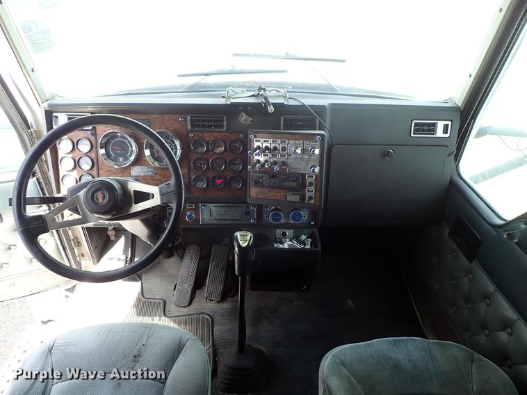 image for item DF1110 2001 Kenworth T600 semi truck