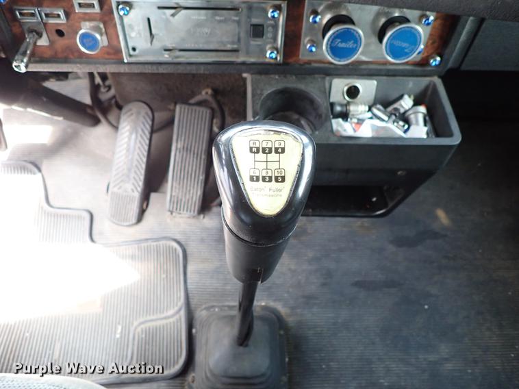 image for item DF1110 2001 Kenworth T600 semi truck