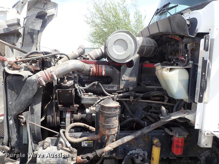 image for item DF1110 2001 Kenworth T600 semi truck