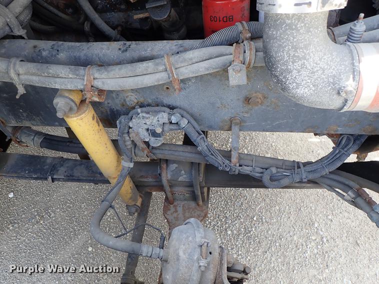 image for item DF1110 2001 Kenworth T600 semi truck