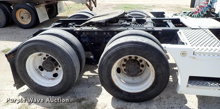 image for item DF1110 2001 Kenworth T600 semi truck