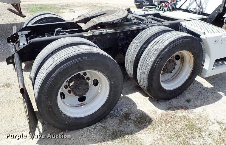 image for item DF1110 2001 Kenworth T600 semi truck