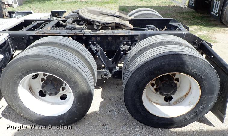 image for item DF1110 2001 Kenworth T600 semi truck