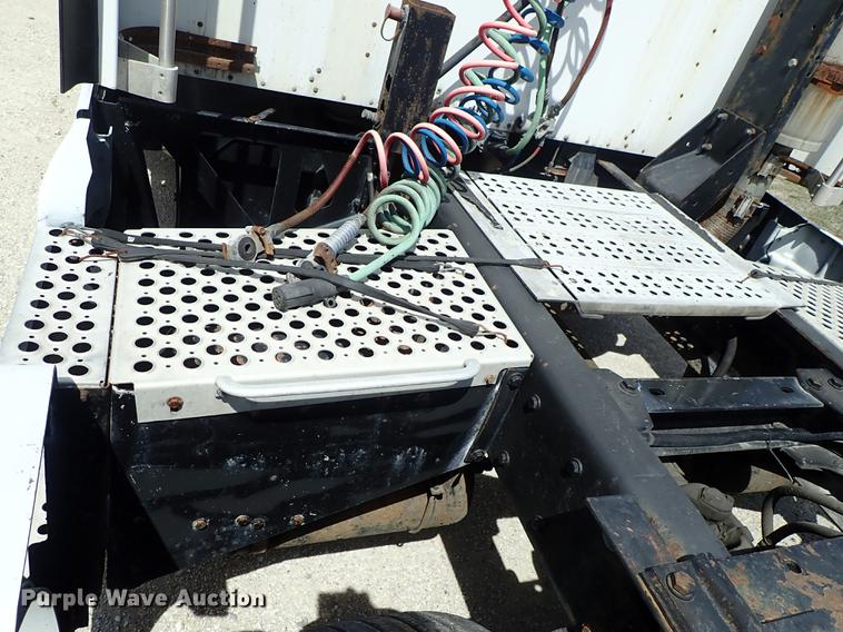 image for item DF1110 2001 Kenworth T600 semi truck