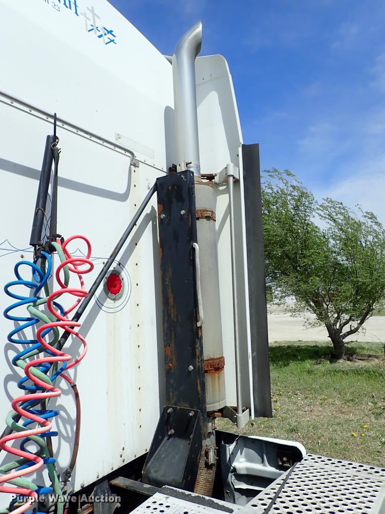 image for item DF1110 2001 Kenworth T600 semi truck