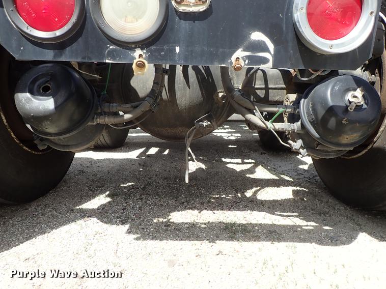 image for item DF1110 2001 Kenworth T600 semi truck