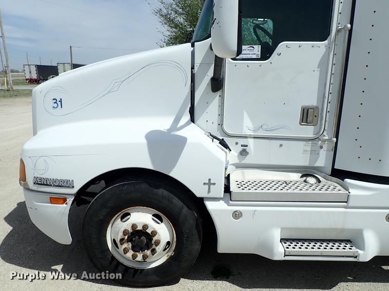image for item DF1110 2001 Kenworth T600 semi truck
