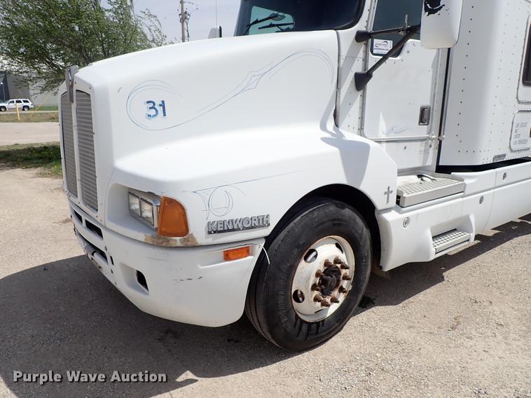 image for item DF1110 2001 Kenworth T600 semi truck