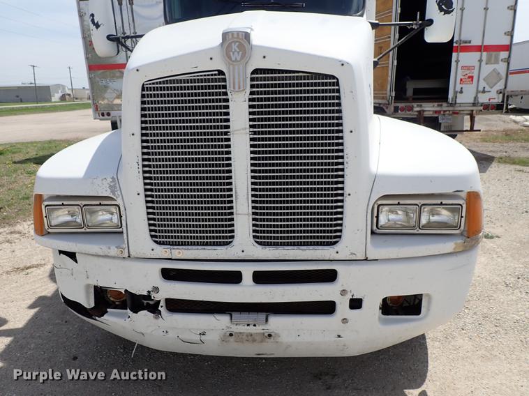 image for item DF1110 2001 Kenworth T600 semi truck