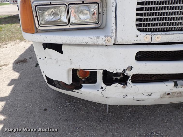 image for item DF1110 2001 Kenworth T600 semi truck