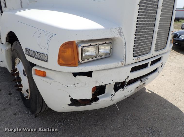 image for item DF1110 2001 Kenworth T600 semi truck