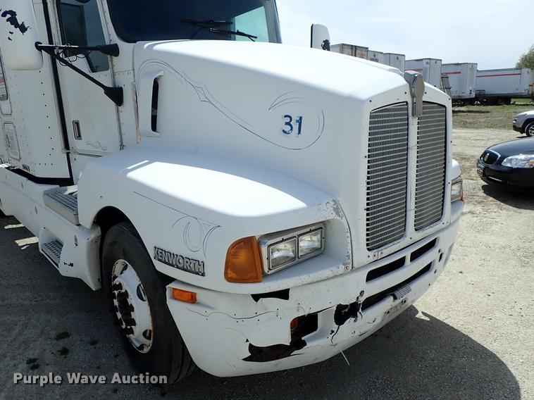 image for item DF1110 2001 Kenworth T600 semi truck