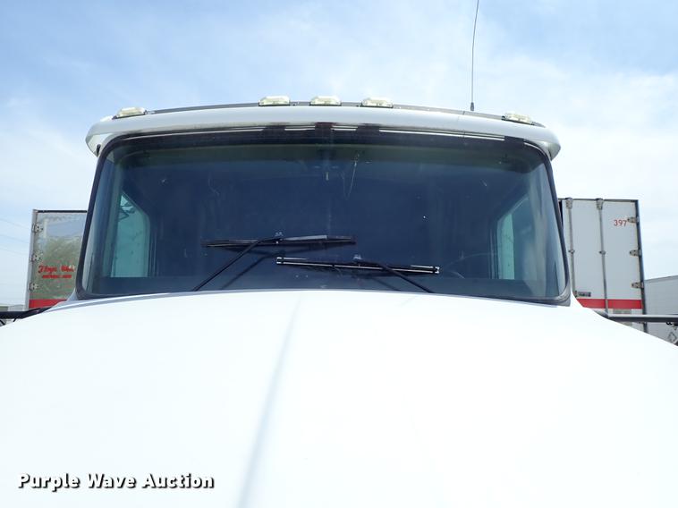 image for item DF1110 2001 Kenworth T600 semi truck