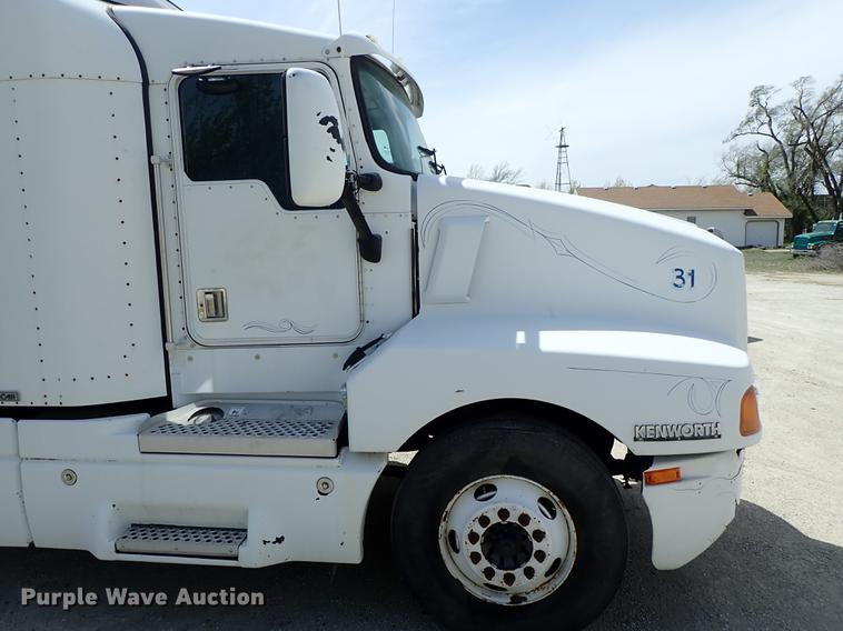 image for item DF1110 2001 Kenworth T600 semi truck