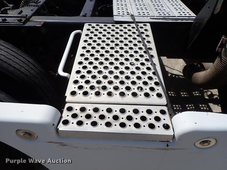 image for item DF1110 2001 Kenworth T600 semi truck