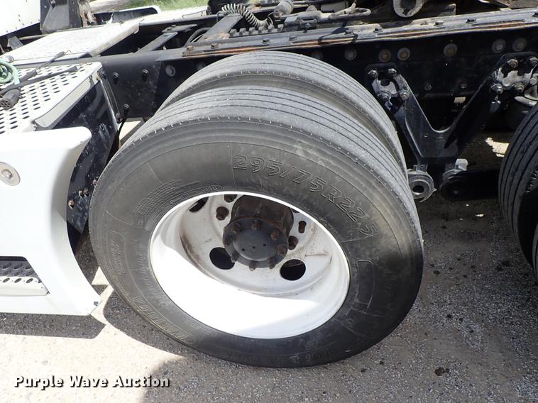 image for item DF1110 2001 Kenworth T600 semi truck