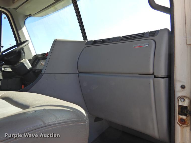 image for item DF2547 2009 Freightliner CL120 semi truck