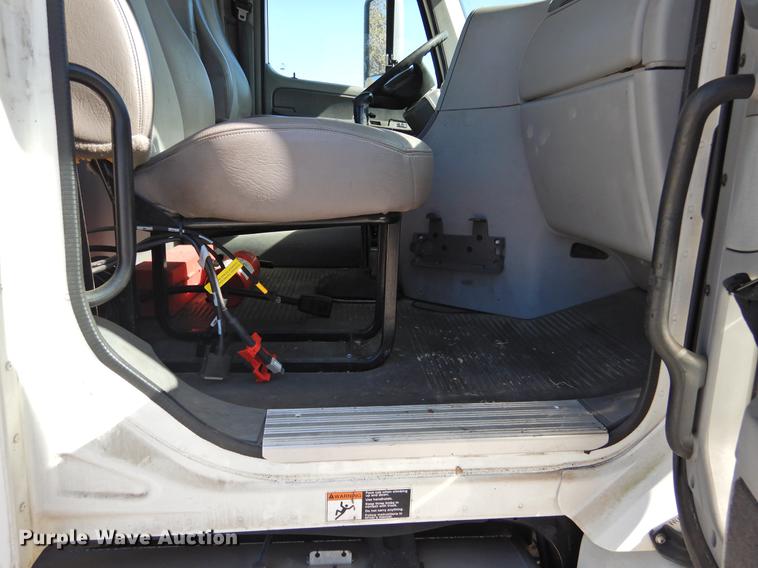 image for item DF2547 2009 Freightliner CL120 semi truck