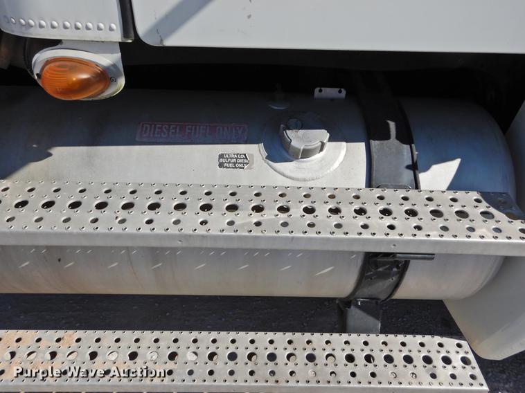 image for item DF2547 2009 Freightliner CL120 semi truck