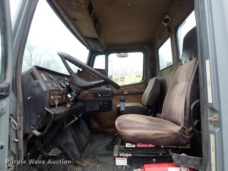 image for item DF8856 1991 Freightliner FLC semi truck