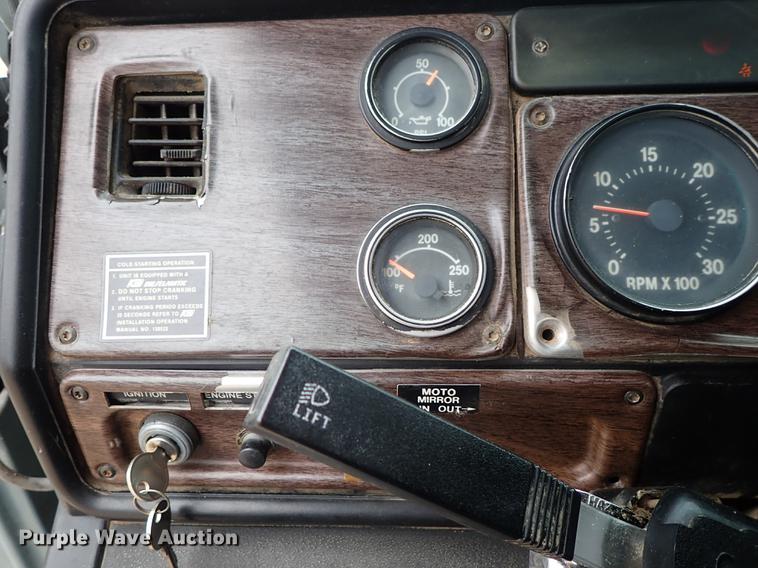 image for item DF8856 1991 Freightliner FLC semi truck