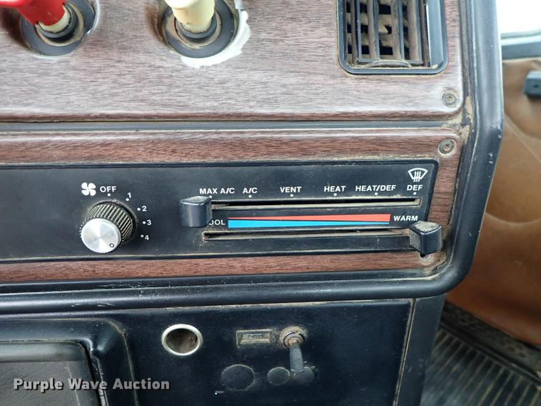 image for item DF8856 1991 Freightliner FLC semi truck