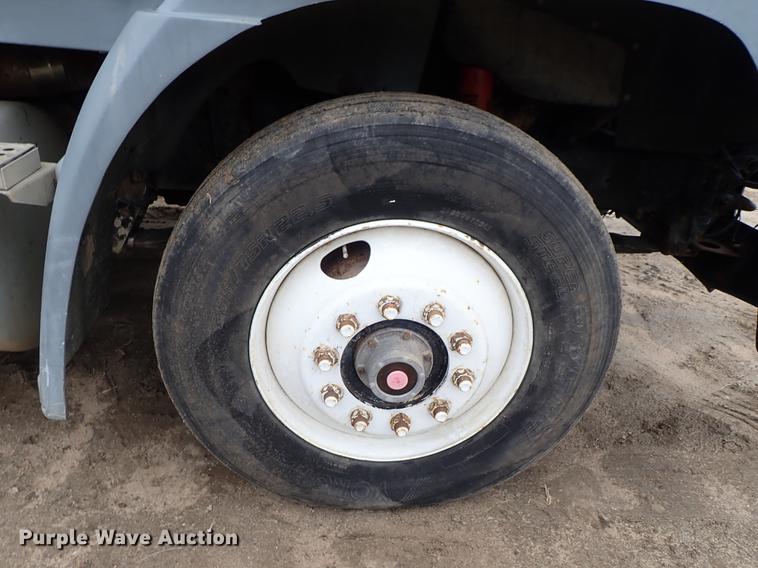 image for item DF8856 1991 Freightliner FLC semi truck