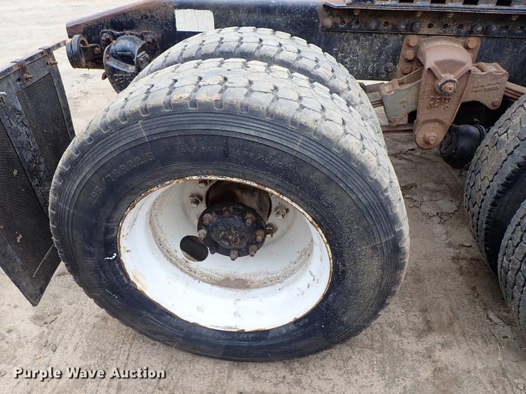 image for item DF8856 1991 Freightliner FLC semi truck