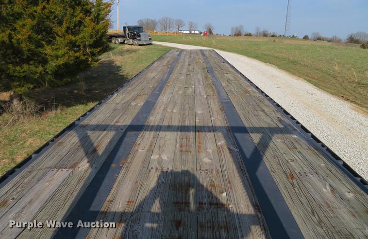 image for item DG3943 2000 Tarasport flatbed trailer