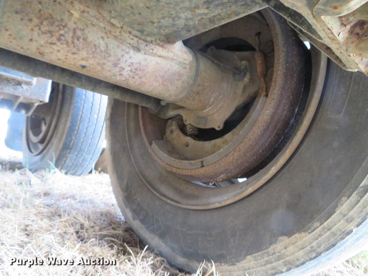 image for item DG3943 2000 Tarasport flatbed trailer