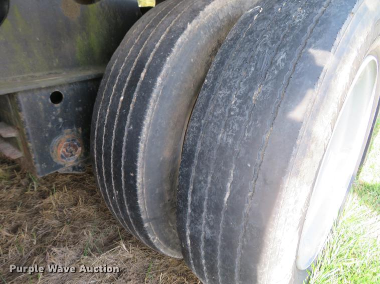 image for item DG3943 2000 Tarasport flatbed trailer