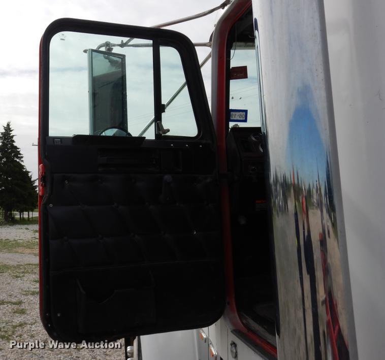 image for item DK9811 1999 Freightliner FLD120 semi truck