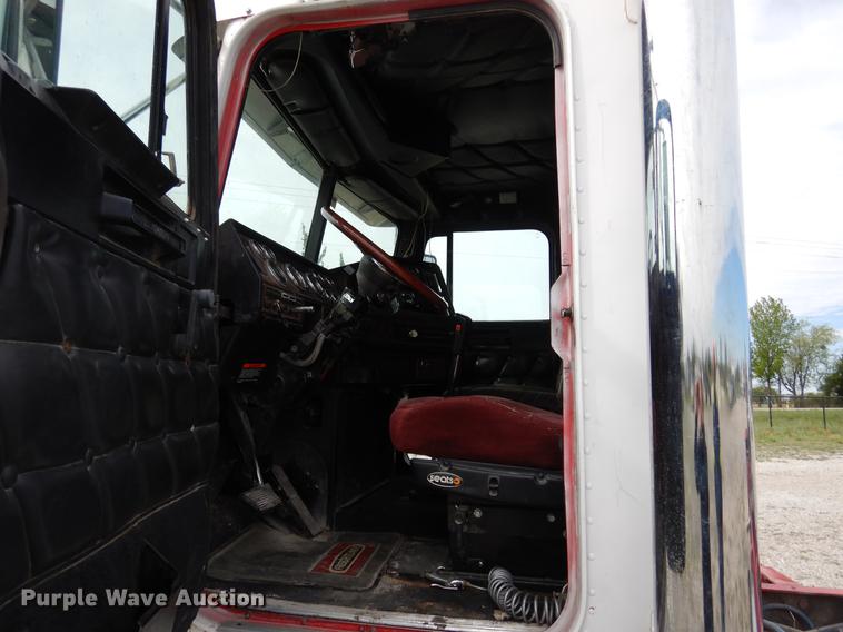 image for item DK9811 1999 Freightliner FLD120 semi truck