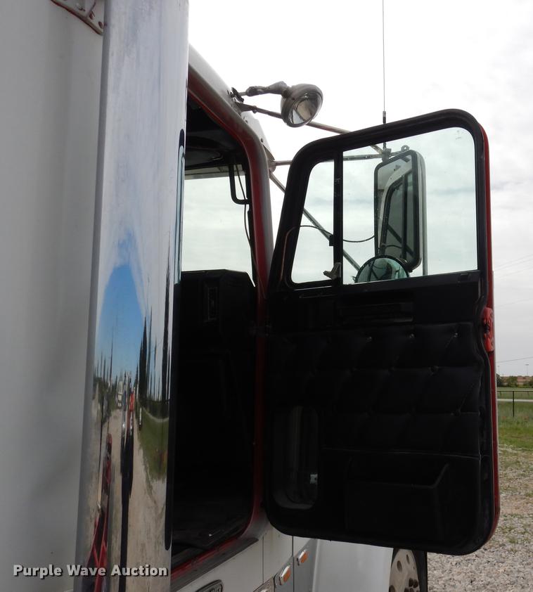 image for item DK9811 1999 Freightliner FLD120 semi truck