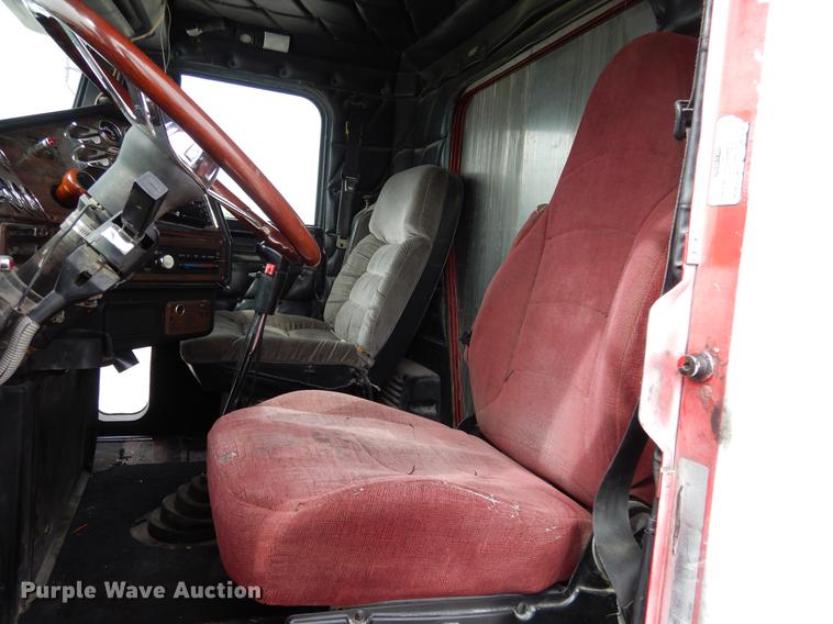 image for item DK9811 1999 Freightliner FLD120 semi truck