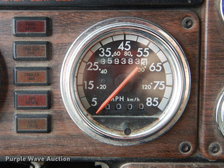 image for item DK9811 1999 Freightliner FLD120 semi truck