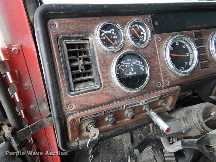 image for item DK9811 1999 Freightliner FLD120 semi truck