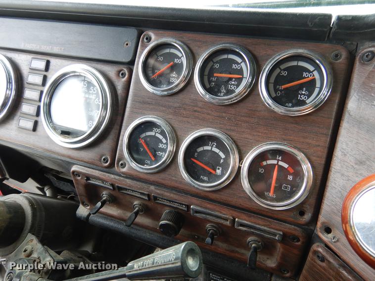 image for item DK9811 1999 Freightliner FLD120 semi truck