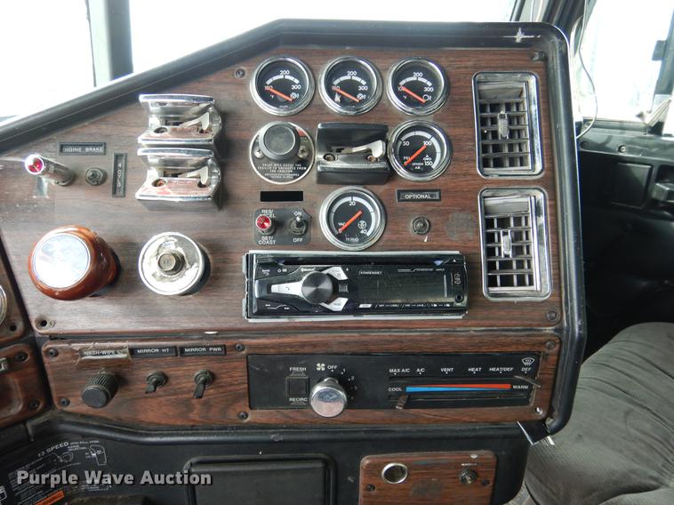 image for item DK9811 1999 Freightliner FLD120 semi truck