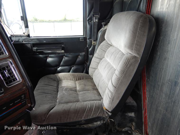 image for item DK9811 1999 Freightliner FLD120 semi truck