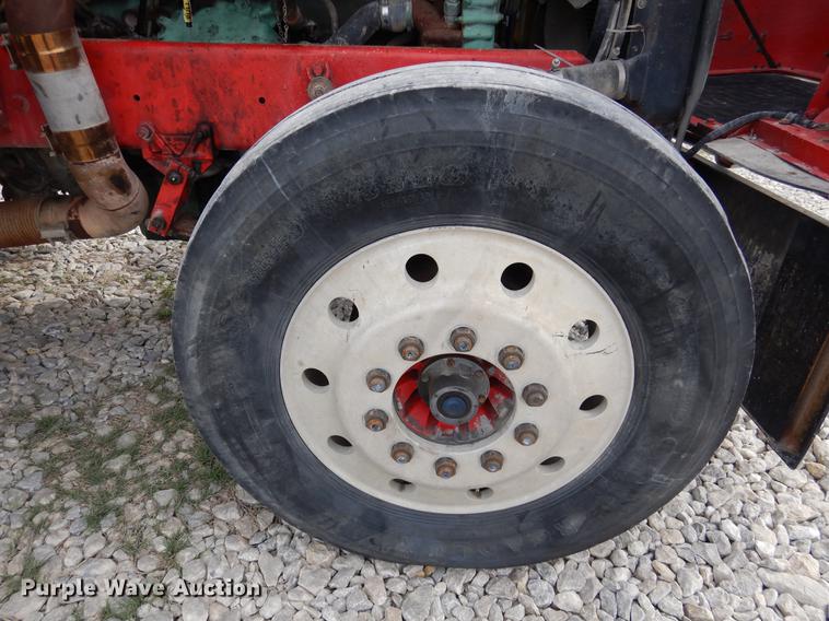 image for item DK9811 1999 Freightliner FLD120 semi truck