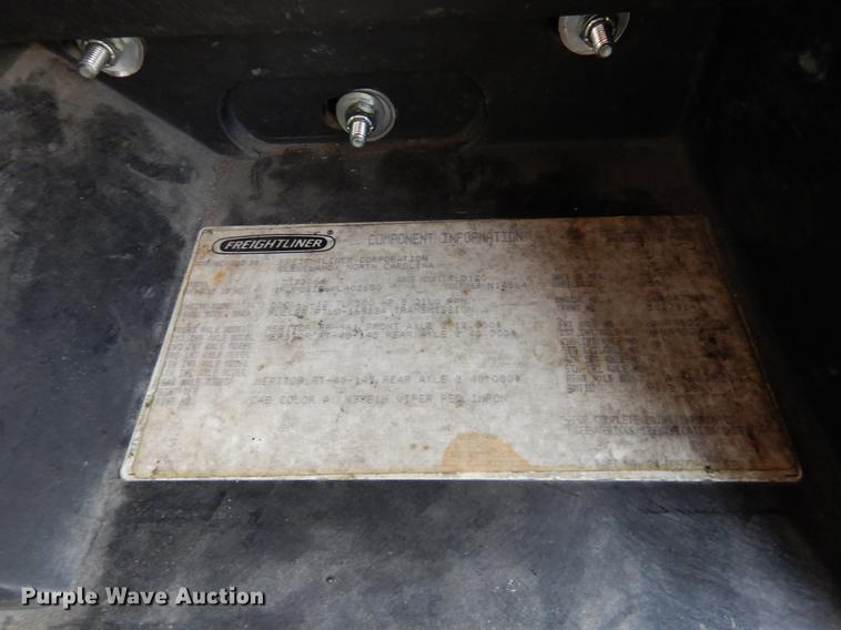 image for item DK9811 1999 Freightliner FLD120 semi truck